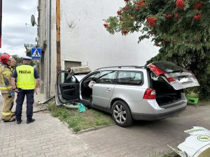 Volvo wbiło się w budynek mieszkalny – na miejscu LPR