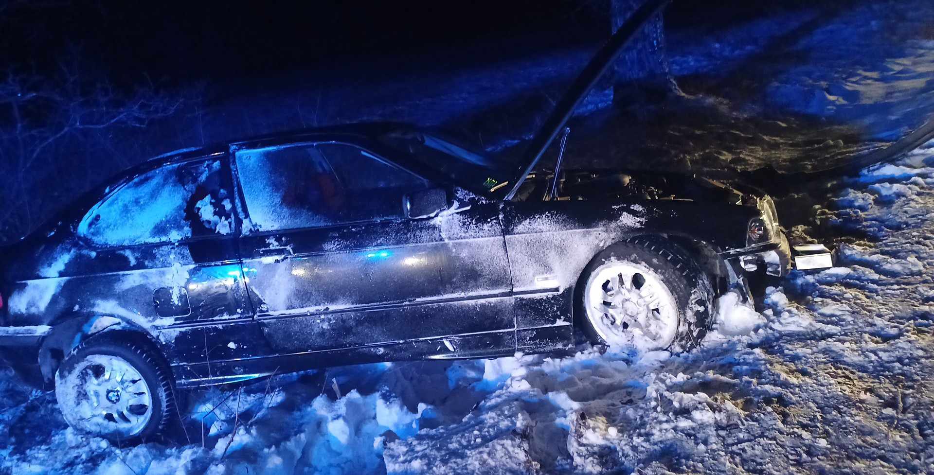 Samochód wpadł w poślizg na oblodzonej drodze – w szpitalu jedna osoba