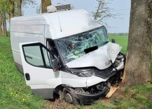 Uderzył w drzewo – wypadek niedaleko Złotowa