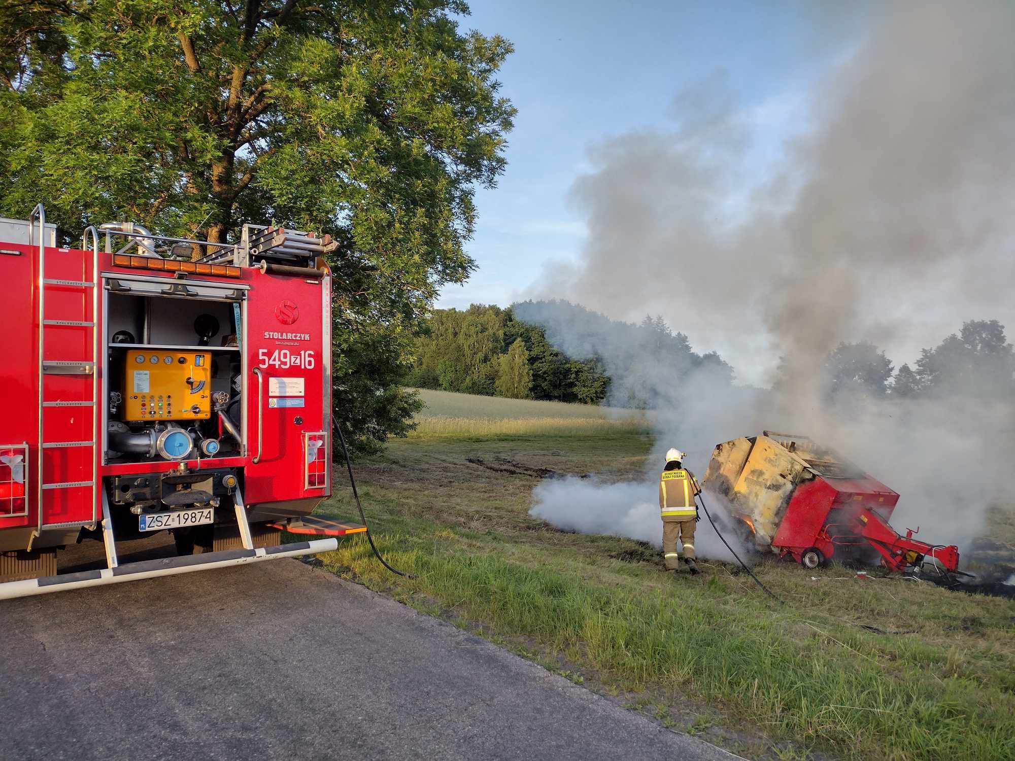 Pożar prasy rolniczej na polu koło Nowego Chwalimia