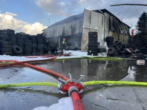 Kłęby dymu widoczne z  kilkudziesięciu kilometrów – w Szczecinie płonął zakład wulkanizacji