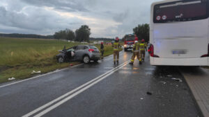 Osobówka zderzyła się z autobusem – w szpitalu dzieci