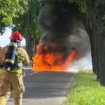 Niebezpiecznie na Drodze Wojewódzkiej nr 151 – samochód stanął w płomieniach