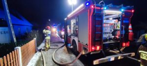 Pożar budynku mieszkalnego nieopodal remizy strażackiej w gminie Bobolice