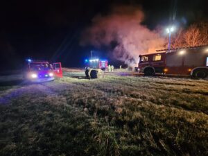 Nocny pożar balotów słomy w gminie Grzmiąca – akcja trwała blisko 5 godzin