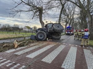 Groźnie wyglądająca kolizja ciągnika rolniczego w powiecie kamieńskim