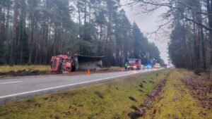 Poważny wypadek z udziałem samochodu ciężarowego na DK 25
