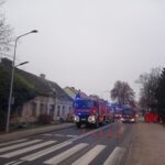 Tragiczny pożar budynku mieszkalnego w Wałczu – jedna ofiara śmiertelna, ranny strażak