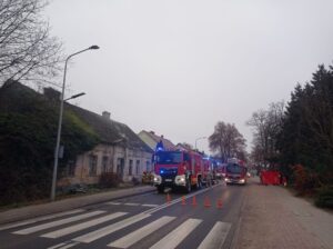 Tragiczny pożar budynku mieszkalnego w Wałczu – jedna ofiara śmiertelna, ranny strażak