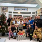 Strażacy ze Szczecinka z wizytą na oddziale pediatrycznym. Świąteczna radość dla najmłodszych pacjentów