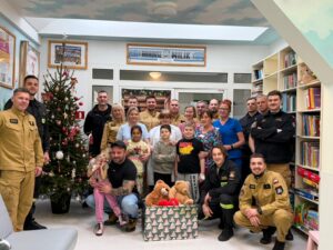 Strażacy ze Szczecinka z wizytą na oddziale pediatrycznym. Świąteczna radość dla najmłodszych pacjentów