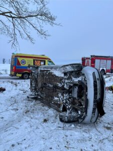 Dachowanie osobówki! – ranny kierowca