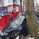Tragedia w powiecie goleniowskim – osobówka rozbiła się na drzewie