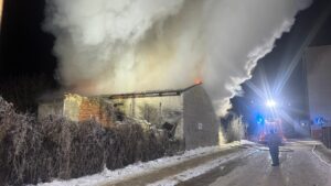 Groźny pożar w Czaplinku – spłonął budynek gospodarczy