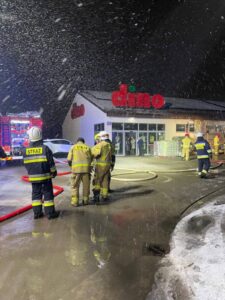 Chwile grozy pod marketem Dino – doszczętnie spłonęło auto