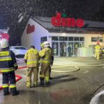Chwile grozy pod marketem Dino – doszczętnie spłonęło auto