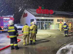 Chwile grozy pod marketem Dino – doszczętnie spłonęło auto