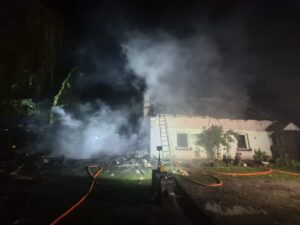 Duży pożar w Radomyślu – rodzina straciła dach nad głową
